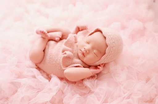 保亭宝宝吃手是饿了吗